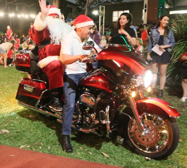 Santa at Carols in Pindari Park - 18 Dec 2018 900px